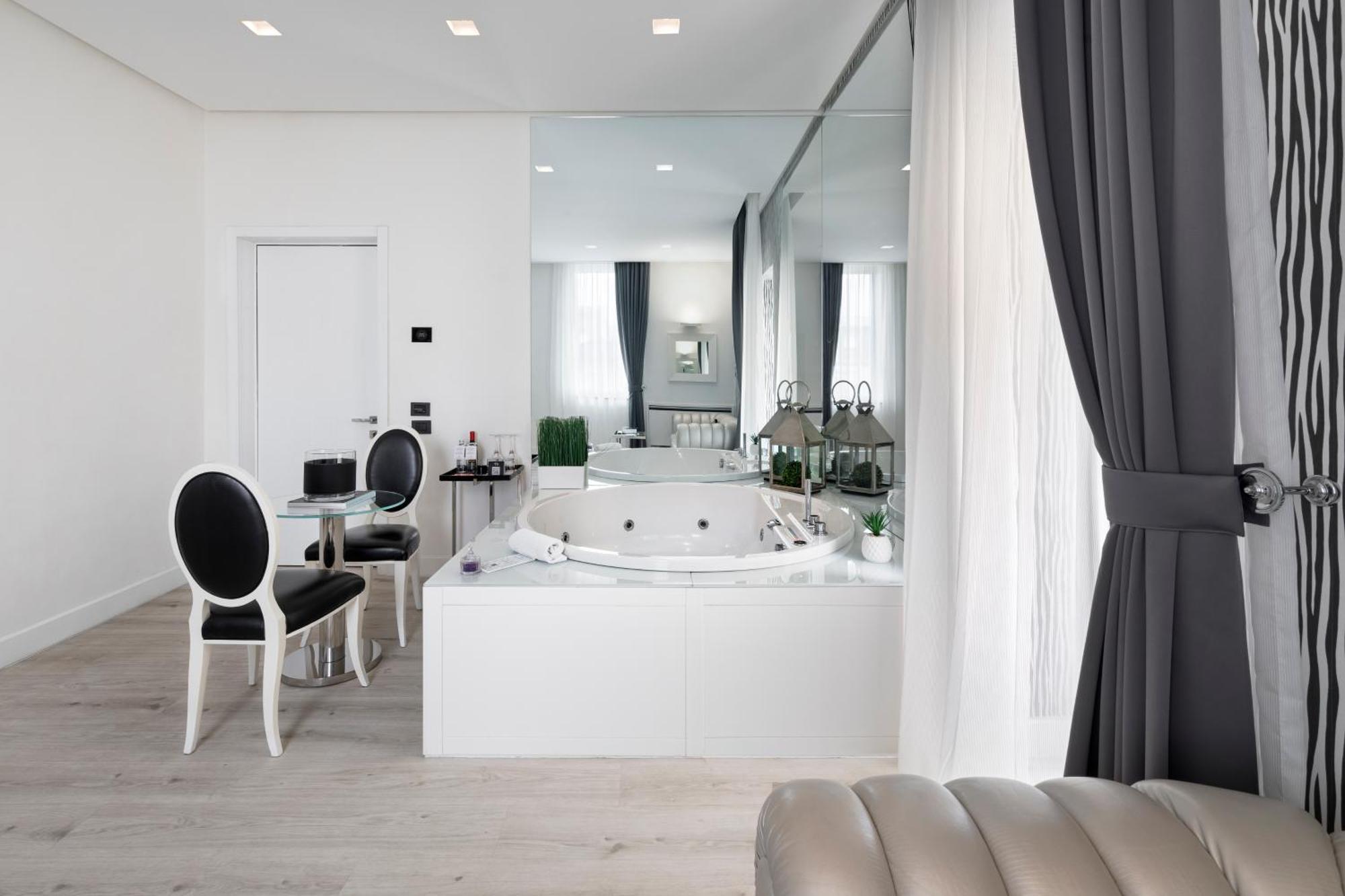 호텔 몬테카티니 팰리스 몬테카티니테르메 외부 사진 A bathroom in a private house